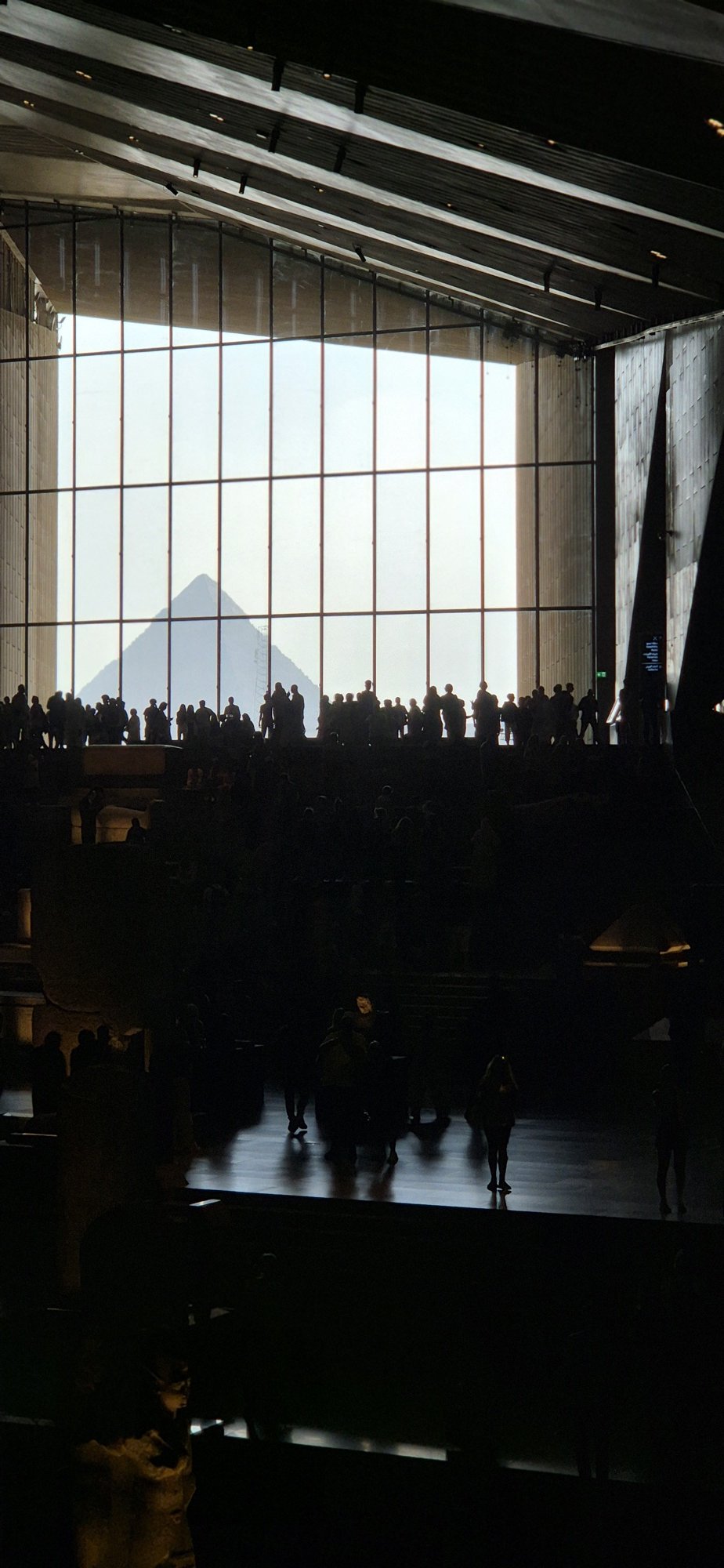 Große Halle des Grand Egyptian Museums mit Blick auf die Pyramiden von Gizeh