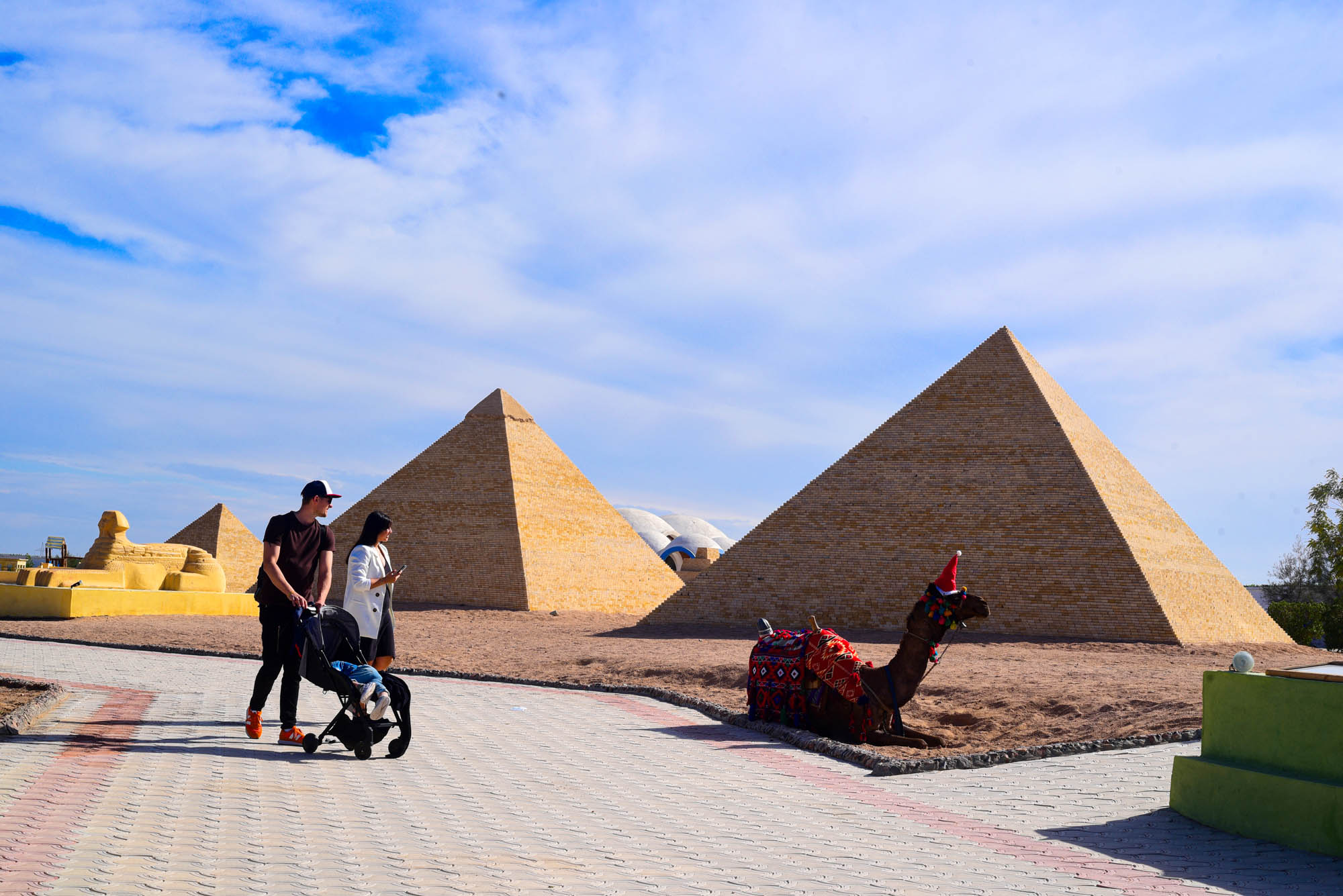 Nachbildung der Pyramiden von Gizeh mit Kamel im Mini Egypt Park in Hurghada