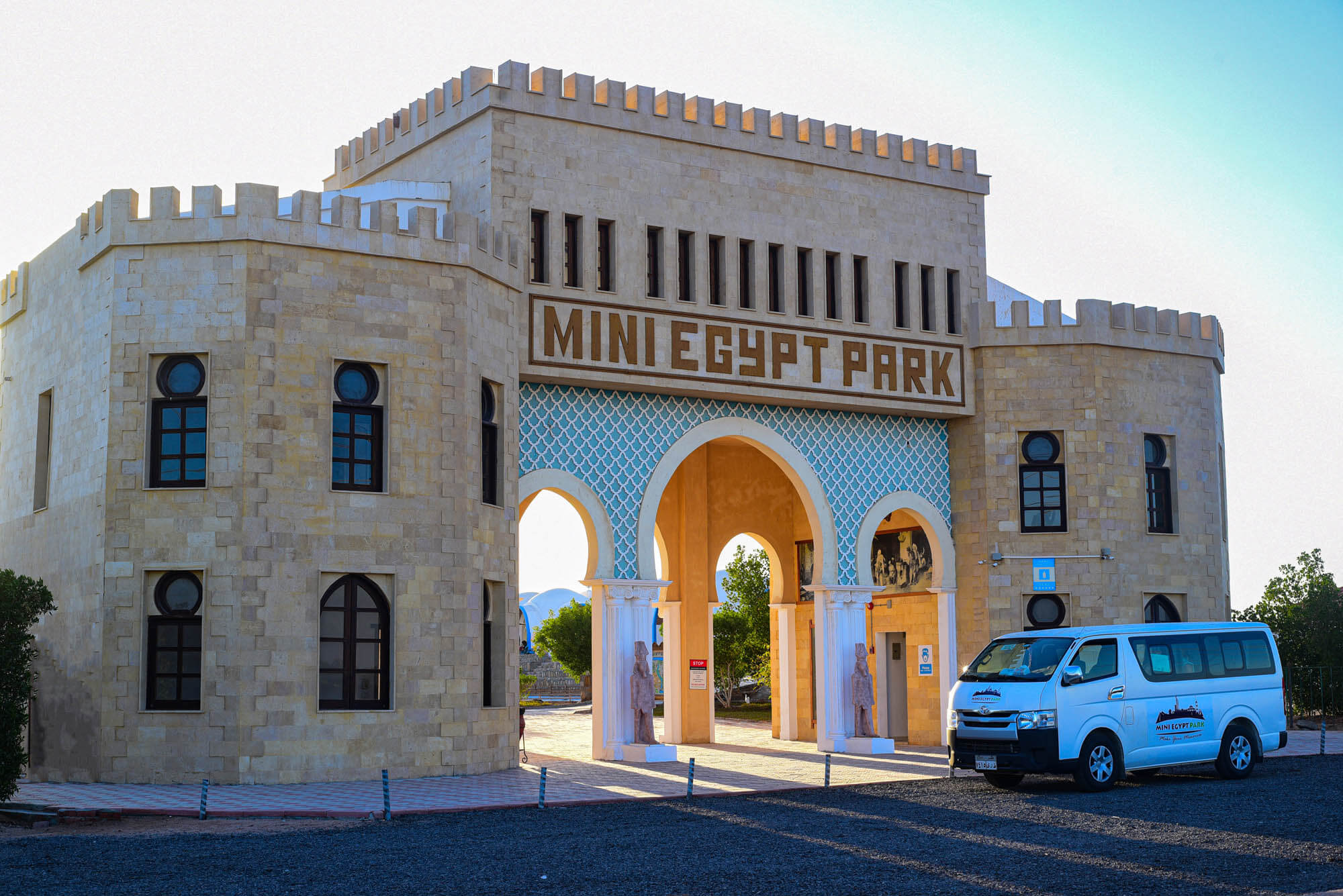 Eingangstor des Mini Egypt Park in Hurghada mit Shuttlebus von Bakadi Dreams
