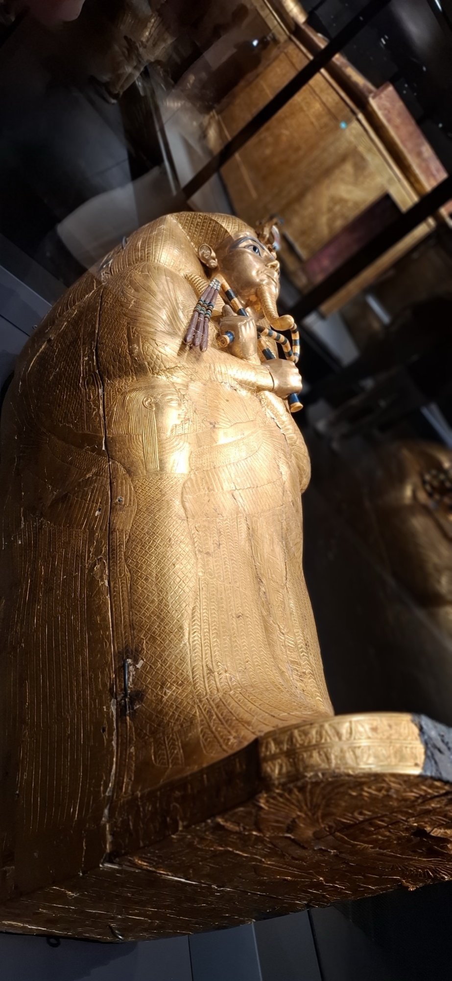 Goldener Sarkophag im Grand Egyptian Museum