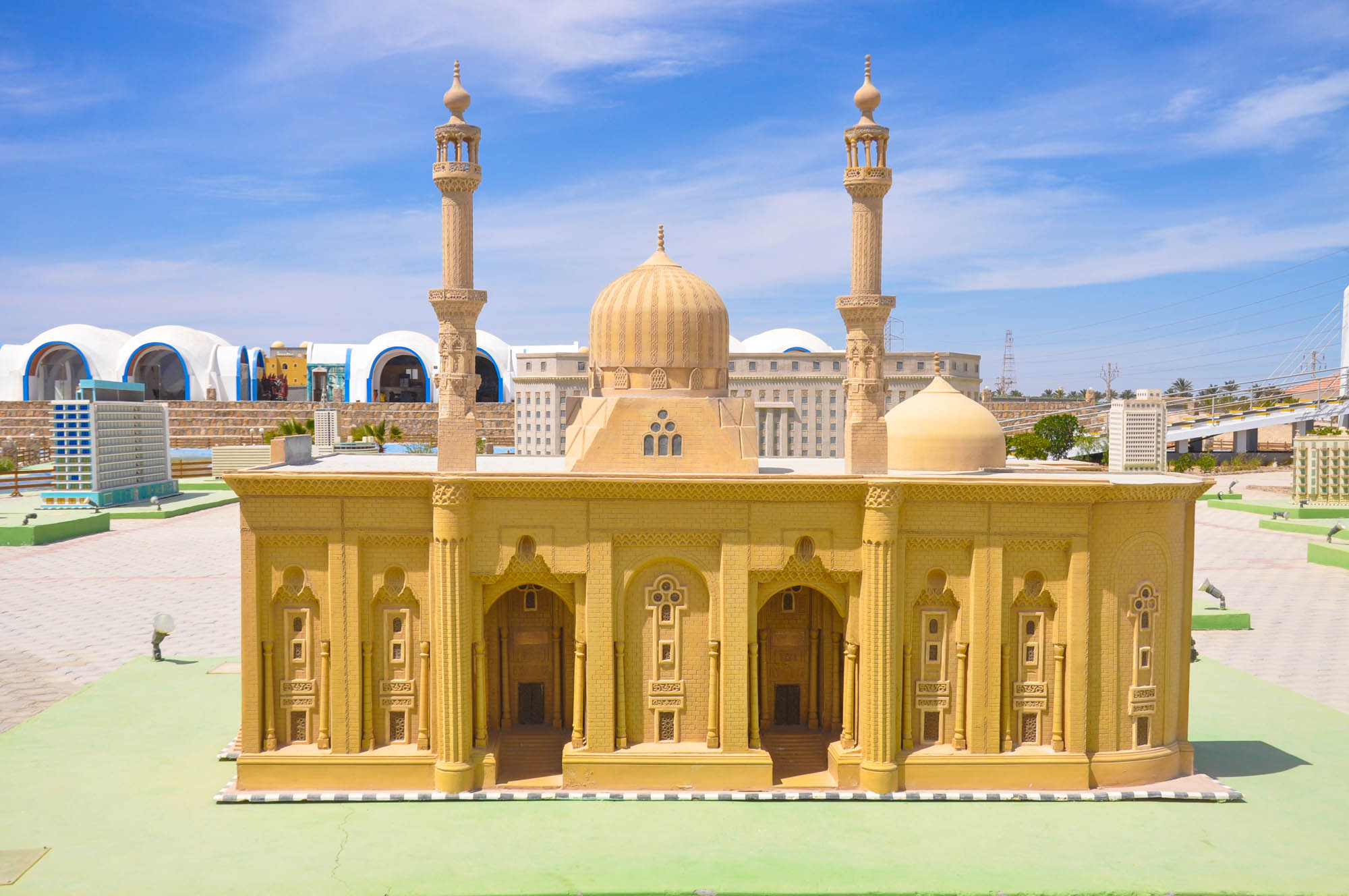 Modell einer großen Moschee mit Minaretten und Kuppel im Mini Egypt Park in Hurghada