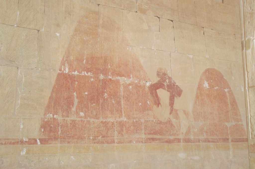 Antikes Wandrelief mit Figur im Hatschepsut-Tempel in Luxor