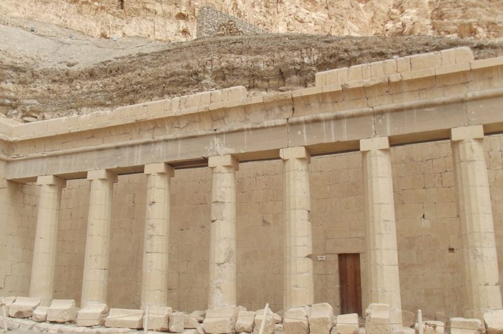 Säulenkolonnade des Hatschepsut-Tempels vor der Felswand von Deir el-Bahari in Luxor