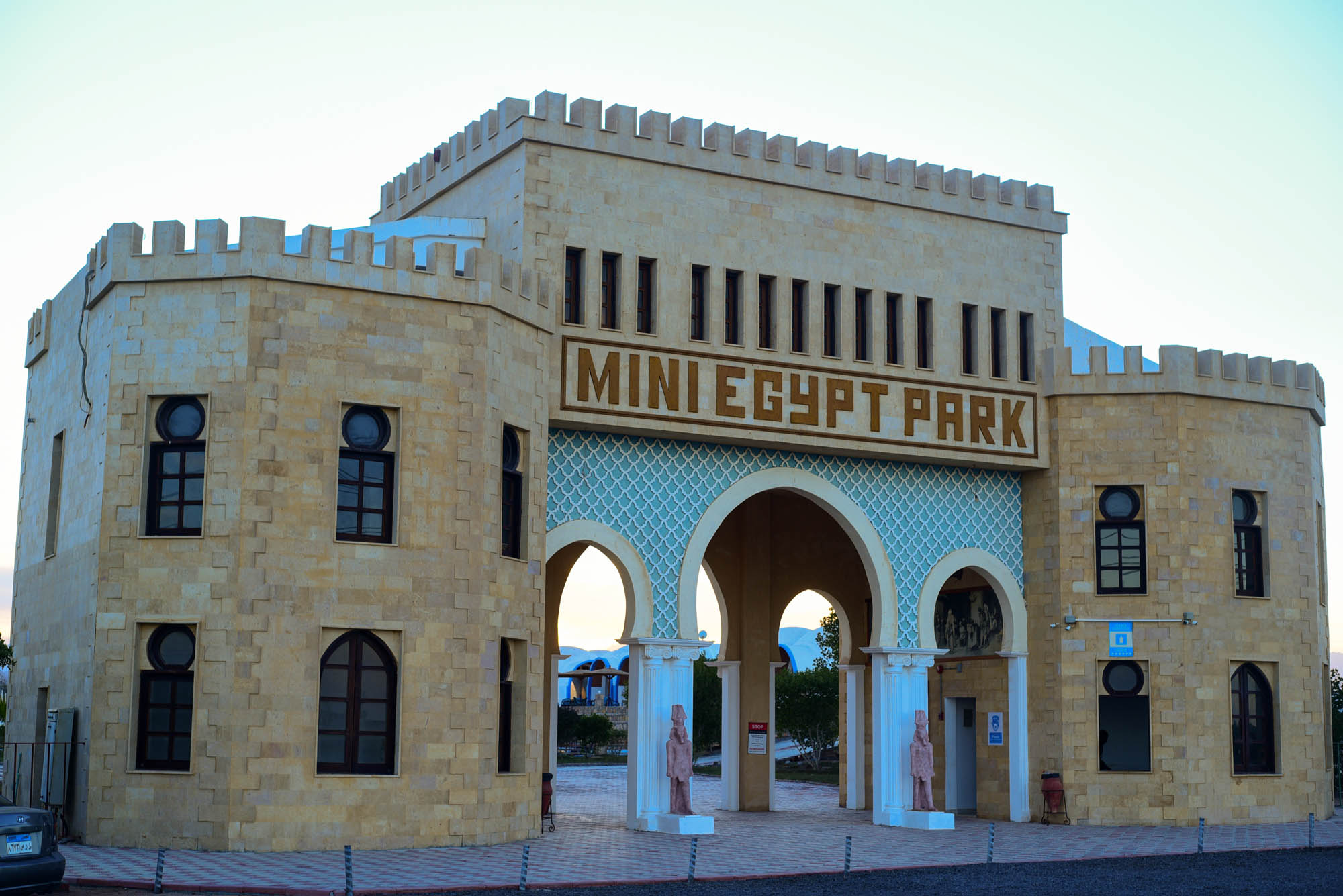 Eingangsgebäude des Mini Egypt Park in Hurghada in der Abenddämmerung