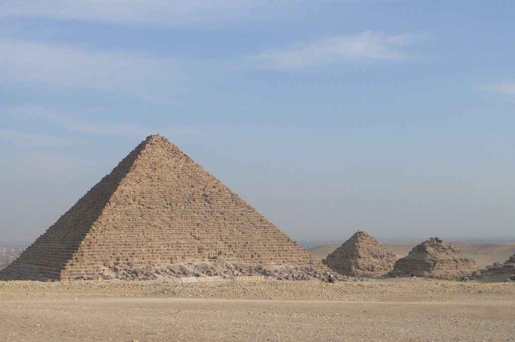 Menkaure-Pyramide mit den drei Nebenpyramiden in Gizeh