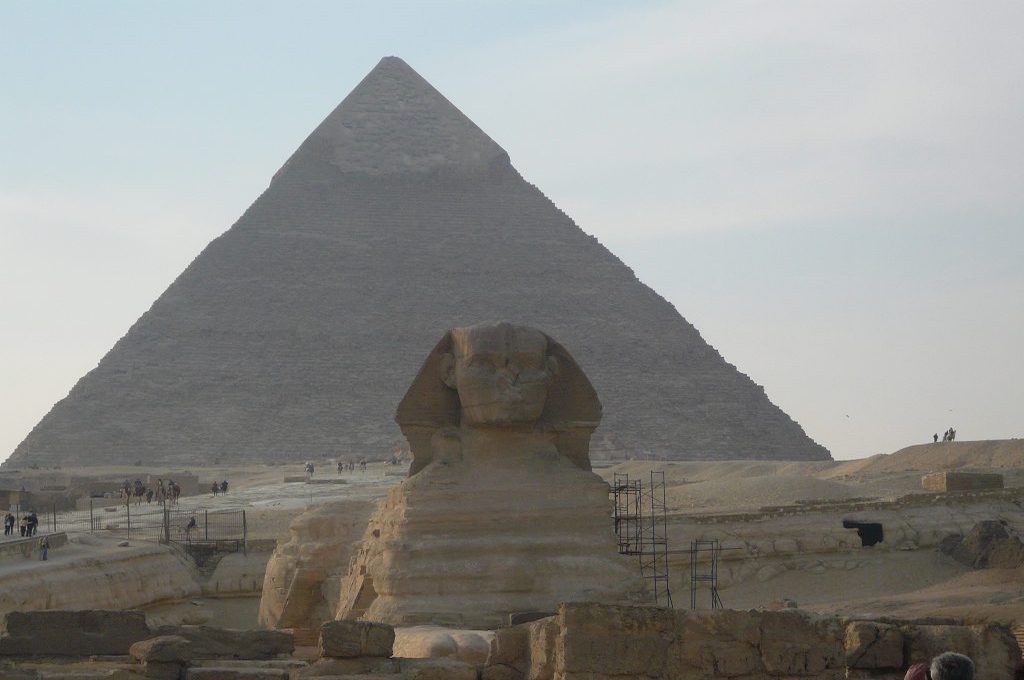 Nahaufnahme der Sphinx vor der Cheops-Pyramide in Gizeh