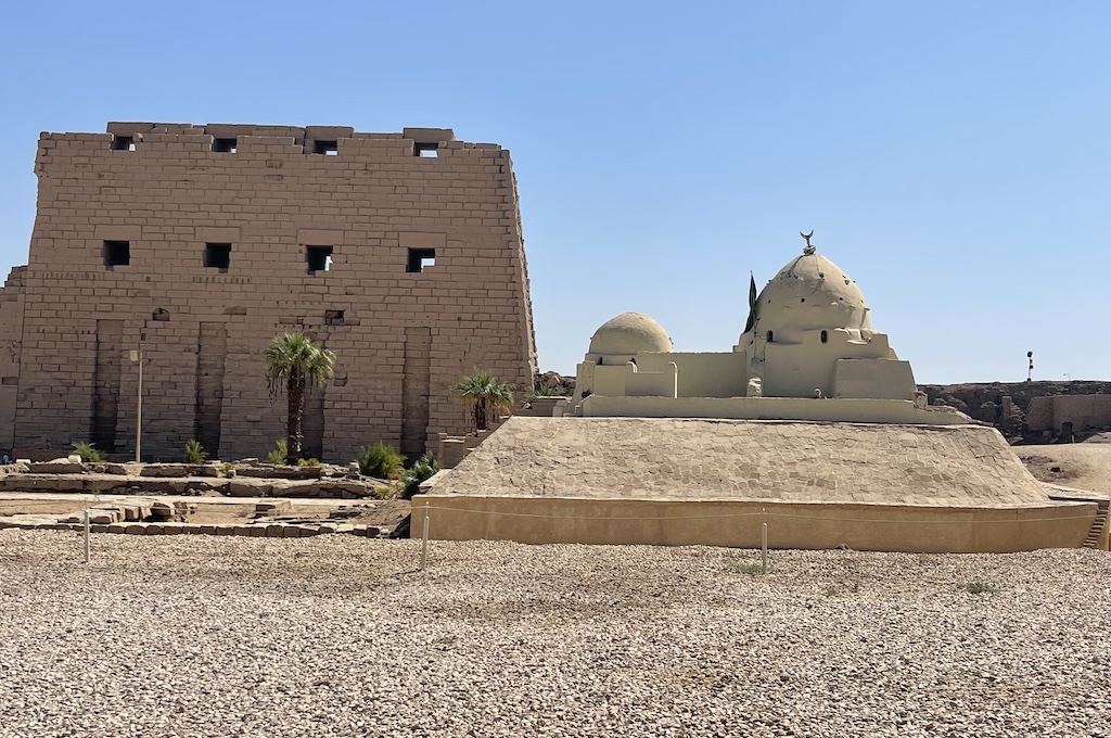 Luxor-Tempel mit der Abu-al-Haggag-Moschee auf der antiken Tempelmauer in Luxor
