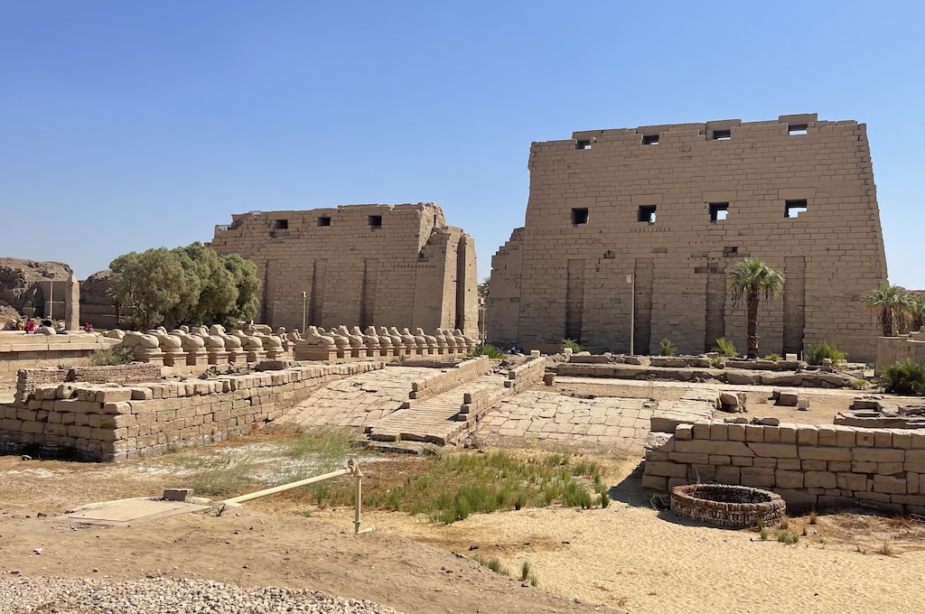 Großer Pylon des Karnak-Tempels mit Allee der Widder-Sphingen in Luxor