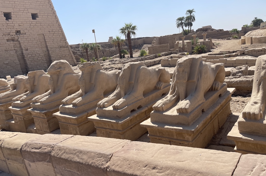 Allee der Widder-Sphingen vor dem Pylon des Karnak-Tempels in Luxor