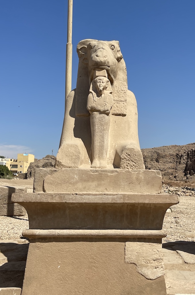 Widder-Sphinx mit Pharaonenfigur am Eingang des Karnak-Tempels in Luxor