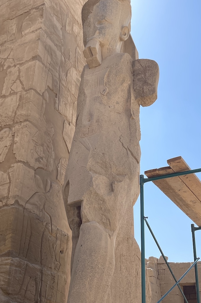 Kolossalstatue eines Pharaos an einem Pylon im Karnak-Tempel von Luxor