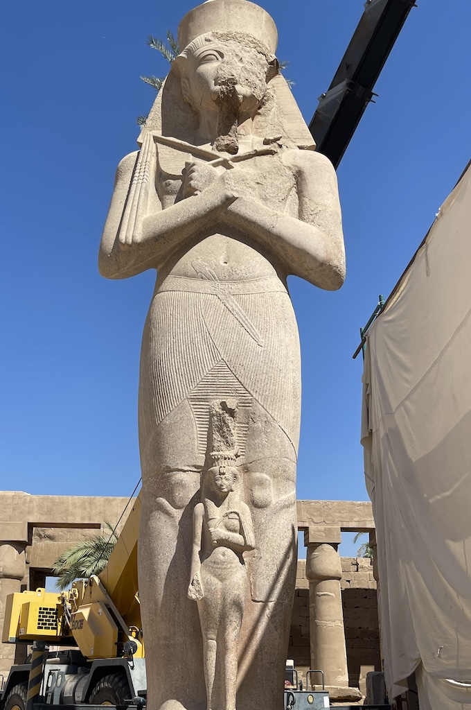 Kolossalstatue eines Pharaos mit Königsfigur im Karnak-Tempel von Luxor