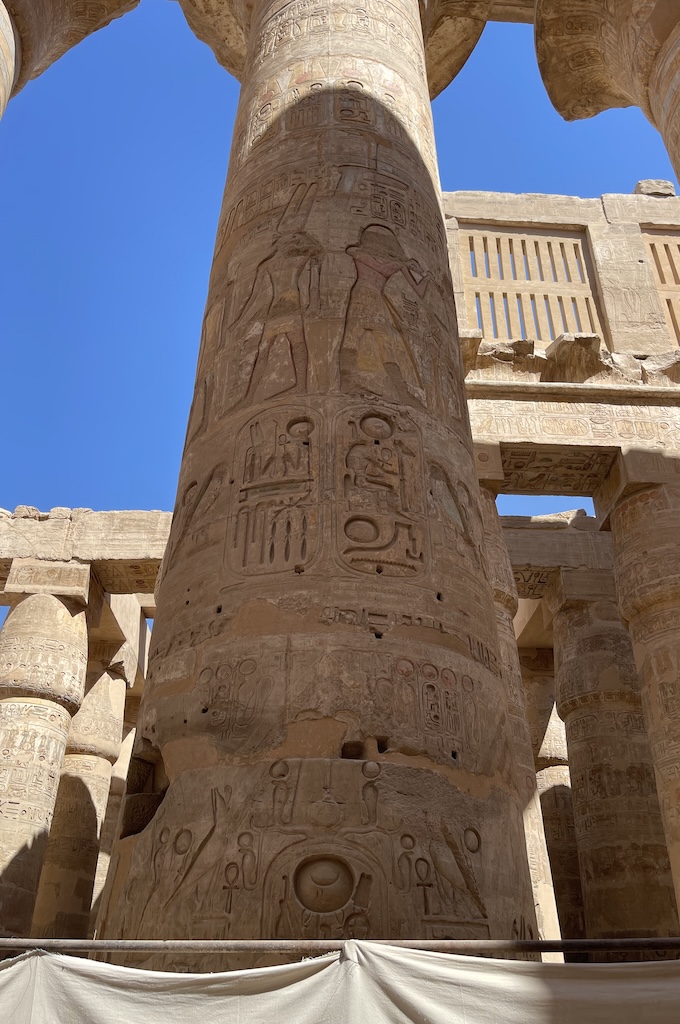 Reich mit Hieroglyphen verzierte Säule im Karnak-Tempel von Luxor