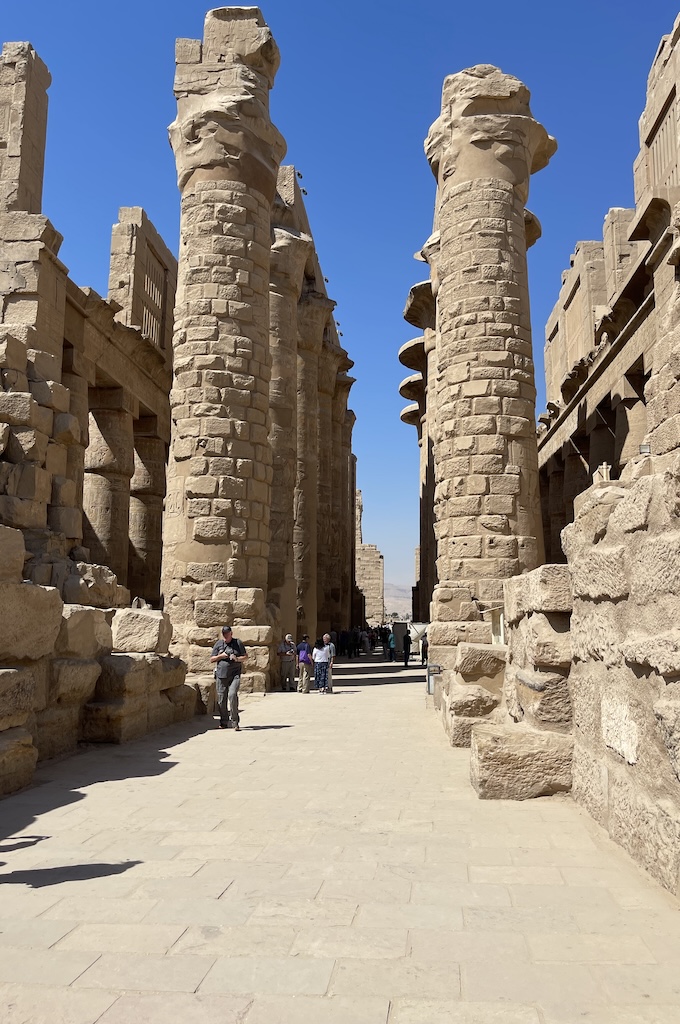 Große Säulenhalle mit mächtigen Säulen im Karnak-Tempel von Luxor