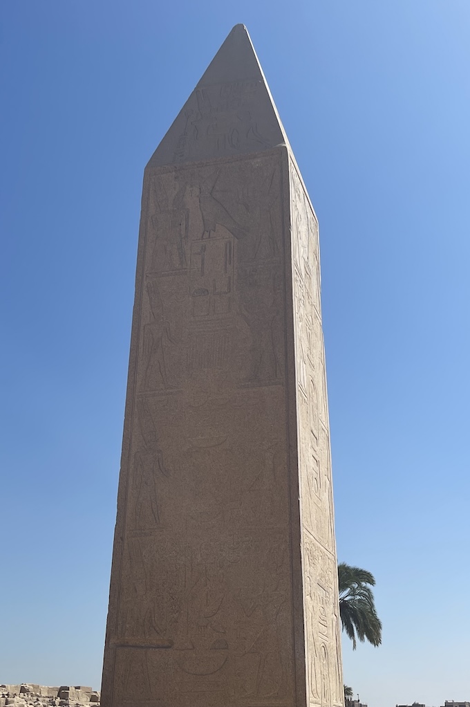 Hoch aufragender Obelisk mit Hieroglyphen im Karnak-Tempel von Luxor