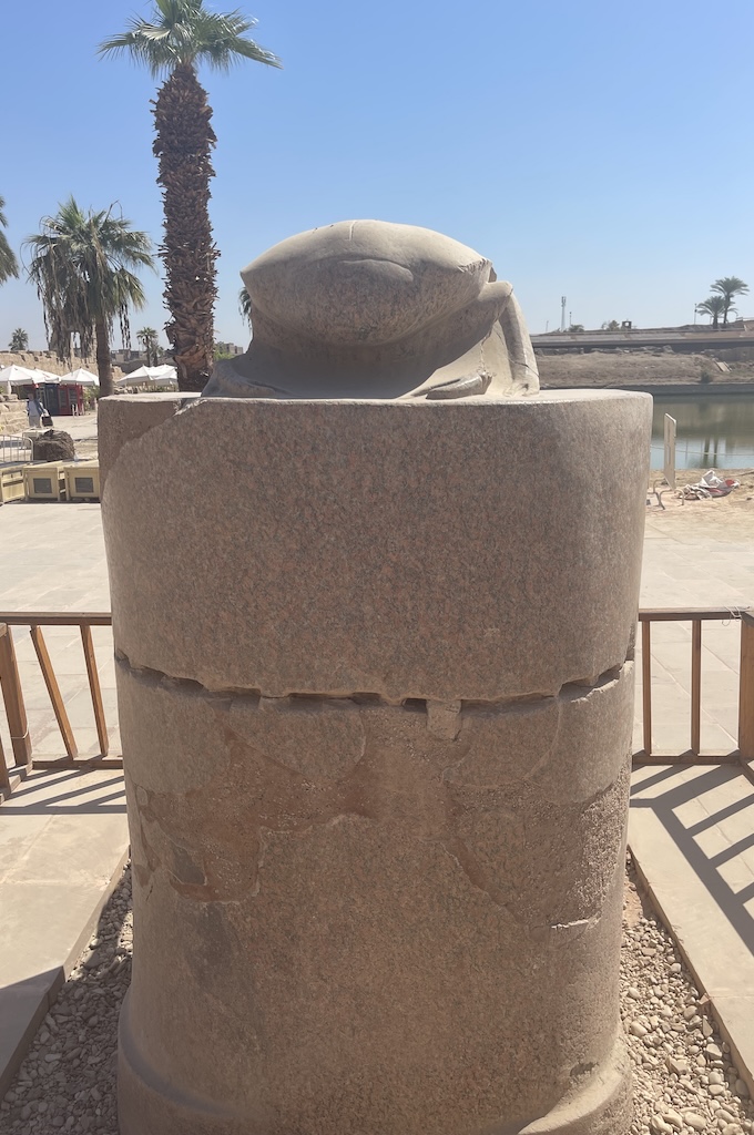 Steinerne Skarabäus-Statue am Heiligen See im Karnak-Tempel von Luxor