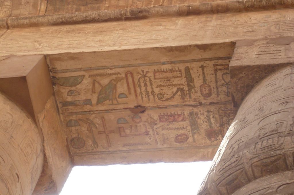 Farbenprächtige Hieroglyphen und Reliefs an der Decke des Karnak-Tempels in Luxor