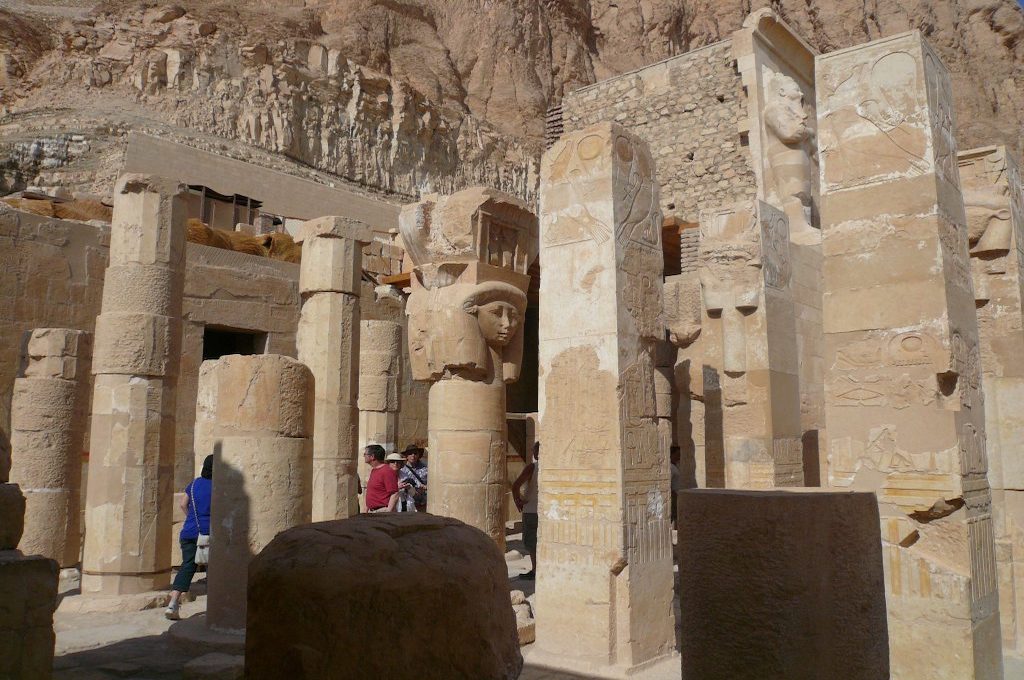 Osiris-Statuen und Säulen im Hatschepsut-Tempel in Luxor