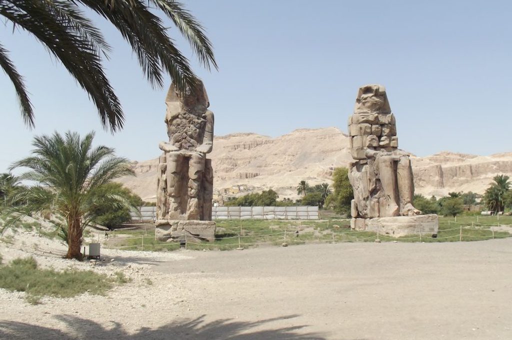 Die Memnon-Kolosse in Luxor vor der Bergkette des Tals der Könige