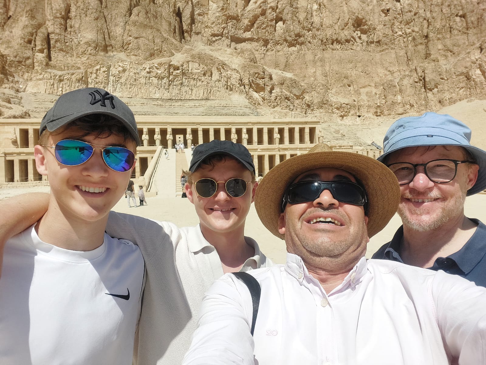 Gäste von Bakadi Dreams mit Reiseleiter Aziz vor dem Hatschepsut-Tempel in Luxor