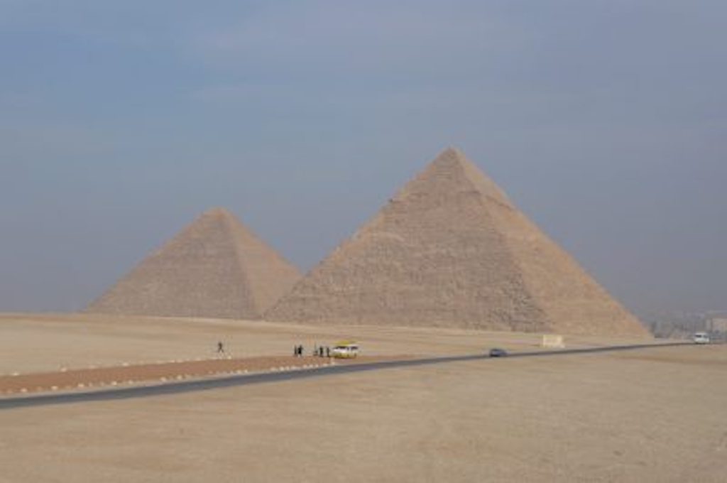 Besucher auf dem Weg zu den Pyramiden von Gizeh bei Kairo