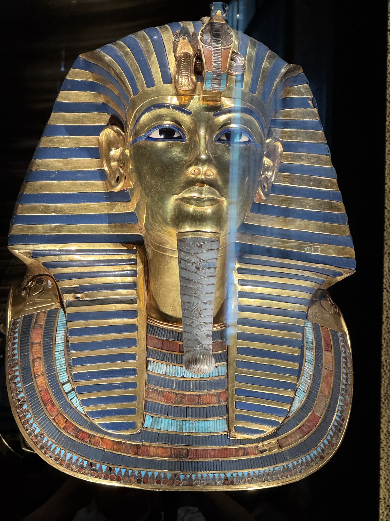 Goldene Totenmaske des Tutanchamun im Grand Egyptian Museum in Kairo