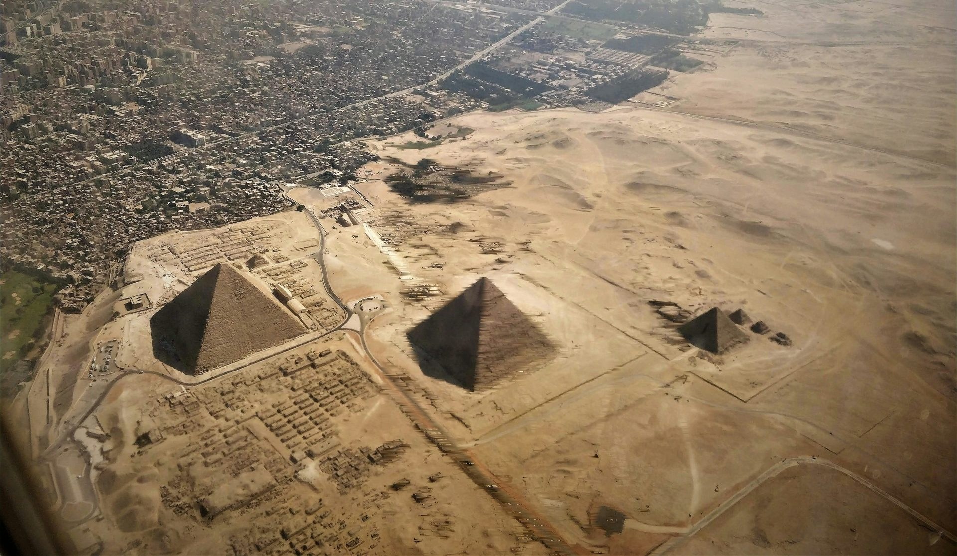 Luftaufnahme der drei Pyramiden von Gizeh bei Kairo