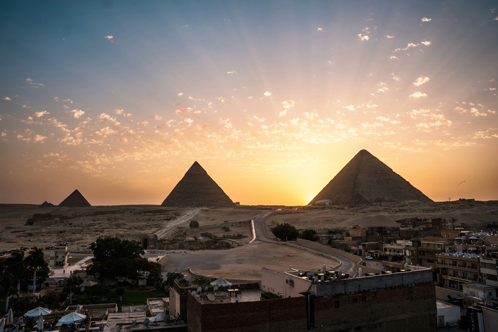 Die Pyramiden von Gizeh im Sonnenuntergang bei Kairo