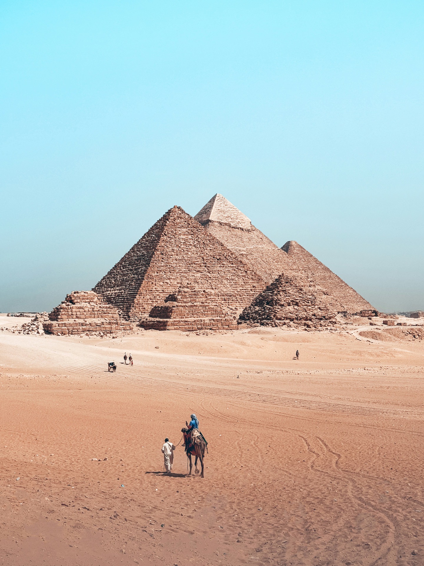 Die Pyramiden von Gizeh bei Kairo mit Kamel und Reiter in der Wüste