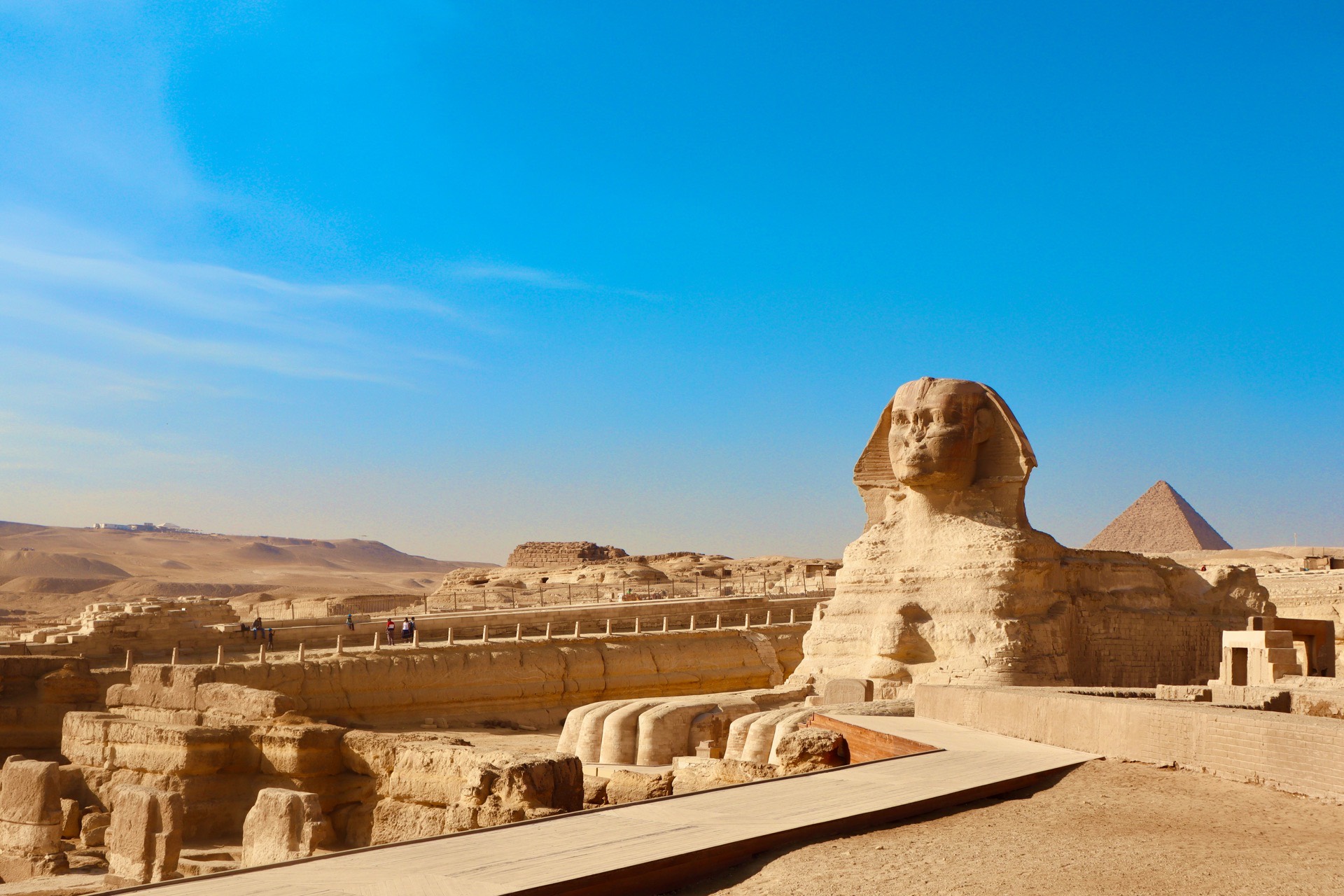 Die große Sphinx von Gizeh mit Pyramide im Hintergrund bei Kairo