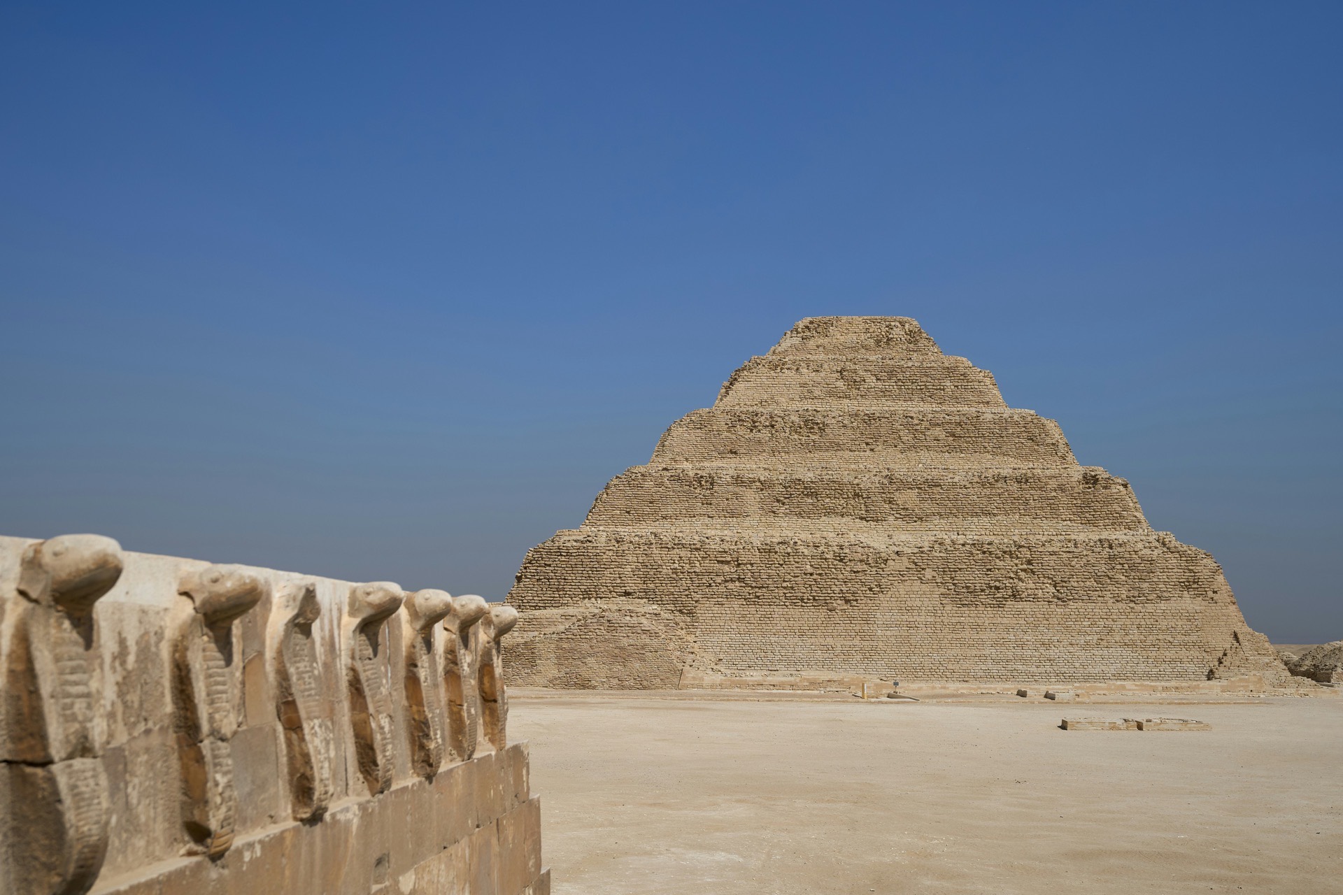 Die Stufenpyramide des Djoser in Sakkara bei Kairo