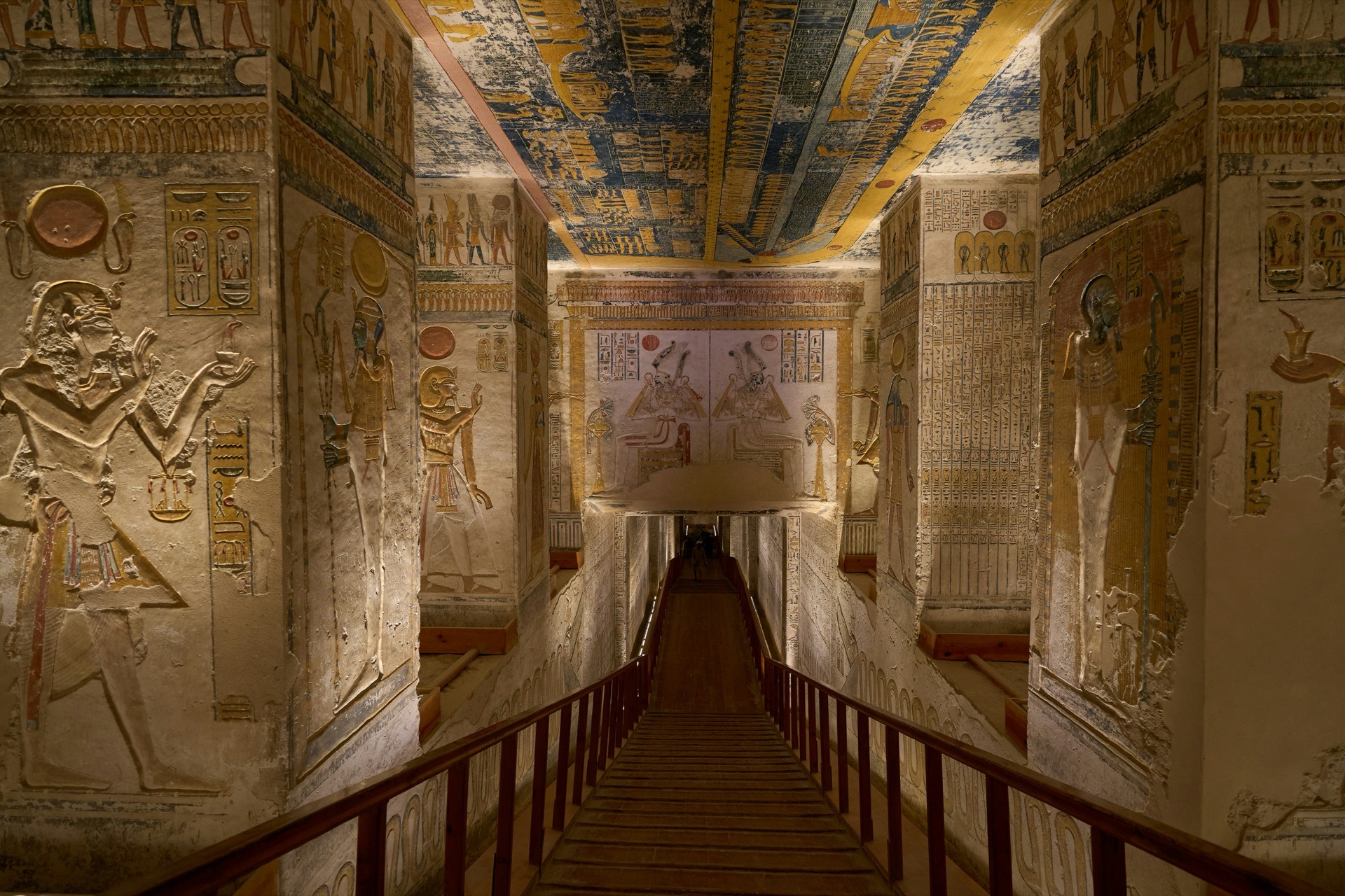 Farbenprächtig bemalte Grabkammer mit Hieroglyphen im Tal der Könige in Luxor